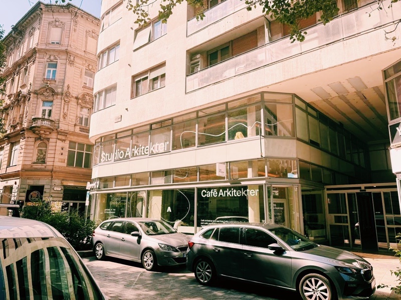 Gerloczy building facade with the Café Arkitekter and Studio Arkitekter signs