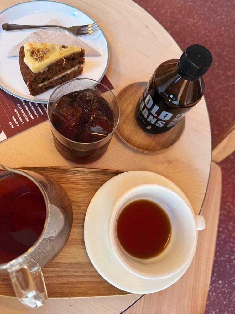 Our order — cold brew, V60 and a slice of cake