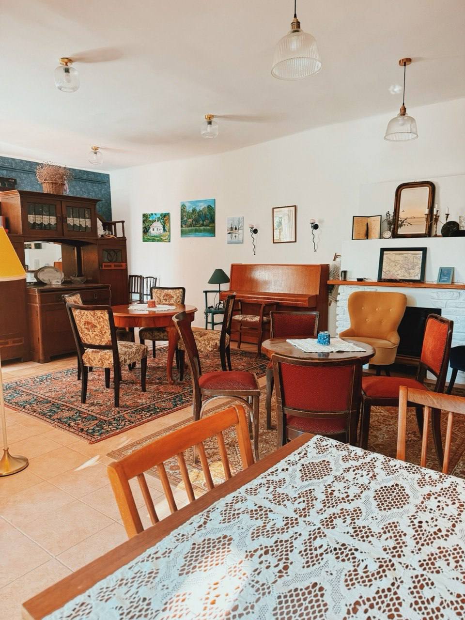 Kultúr 2 Bisztró — interior with vintage furniture