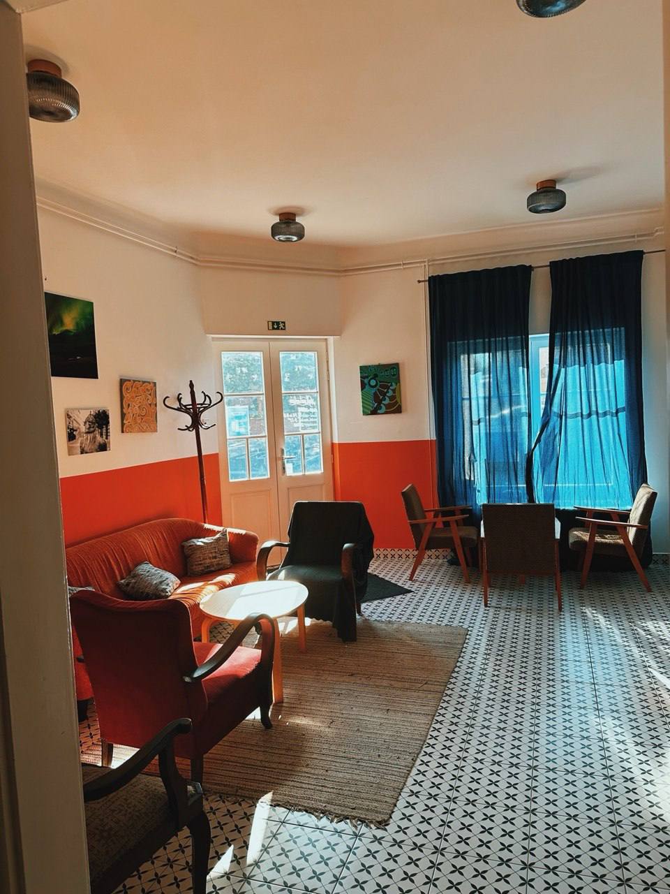 Kultúr 2 Bisztró — room with red sofas