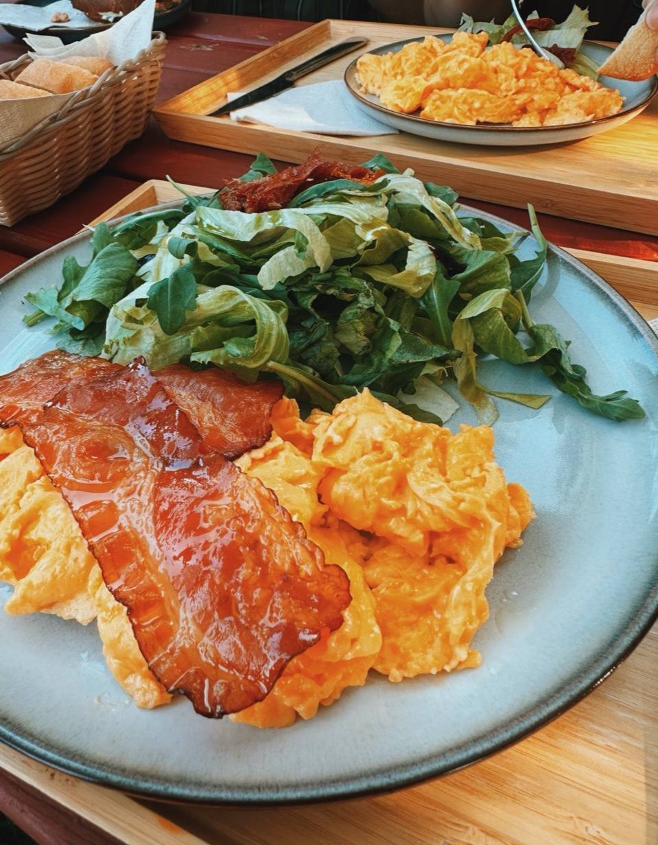 Kultúr 2 Bisztró — scrambled eggs with bacon