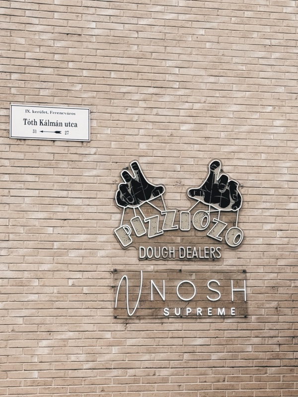 Pizziozo and Nosh Supreme facade on Tóth Kálmán utca